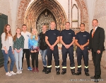 Die Auszubildenden bei der Stadtverwaltung Stralsund im Rathausdurchgang mit Oberbürgermeister Alexander Badrow (r.)