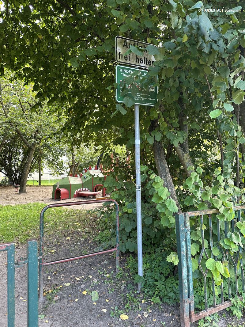 Auf dem Spielplatz Baumschulenstraße müssen die Baumpfleger anpacken
