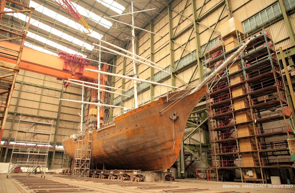 Die Gorch Fock 1 in der großen Schiffbauhalle