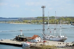 Von ihrem bisherigen Liegeplatz 5 zieht die Gorch Fock l genau auf die andere Seite der Ballastkiste zum Liegeplatz 3 um