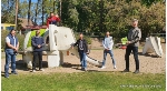 Während der Übergabe der Patenschaftsurkunde an die syrischen Freiwilligen aus den Händen von Zoodirektor Dr. Christoph Langner (r.)