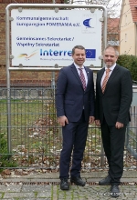 Foto (G. A. Prodöhl): vor der Geschäftsstelle der Pomerania in Löcknitz: Nach fünf Jahren Amtszeit übergab Dr.-Ing. Alexander Badrow (re.), Oberbürgermeister der Hansestadt Stralsund, den Staffelstab für das Amt des Präsidenten der Kommunalgemeinschaft Pomerania an Michael Sack (li.), Landrat des Landkreises Vorpommern-Greifswald, der von den Mitgliedern mit überwiegender Mehrheit gewählt wurde.