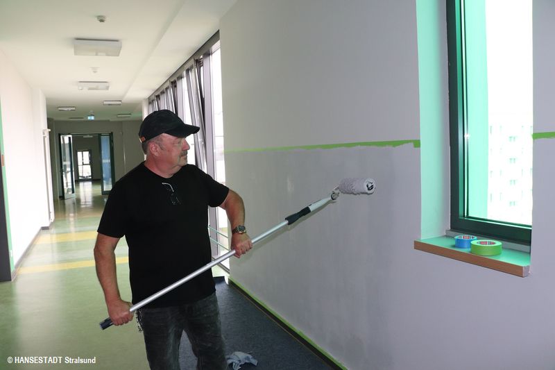 Hausmeister Ralf Hilgendorf verschönert die Flure der Karsten Sarnow Grundschule