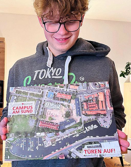 Stolz hält Niklas aus der 9. Klasse seinen Adventskalender mit dem Luftbild vom 'Campus am Sund' in die Kamera, den alle vom Oberbürgermeister bekommen haben, die bei der offiziellen Eröffnung mit dabei waren Stolz hält Niklas aus der 9. Klasse seinen Adventskalender mit dem Luftbild vom 'Campus am Sund' in die Kamera, den alle vom Oberbürgermeister bekommen haben, die bei der offiziellen Eröffnung mit dabei waren