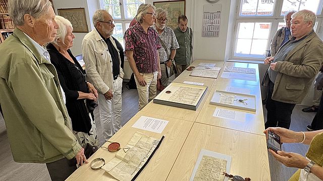 Dr. Dirk Schleinert (r.) erläutert die Urkunden und Drucke, die Stralsunds sehr enge Verbindung zu Schweden demonstrieren