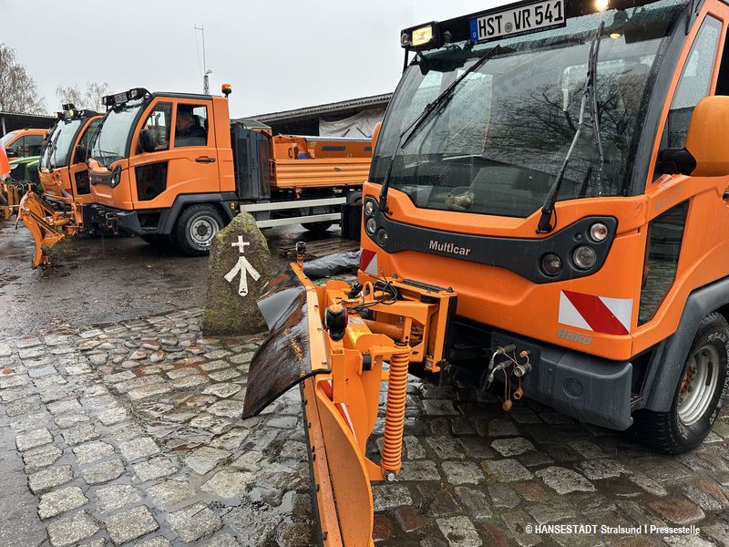 Für den Winterdienst auf den Gehwegen in der Hansestadt Stralsund einsatzbereit