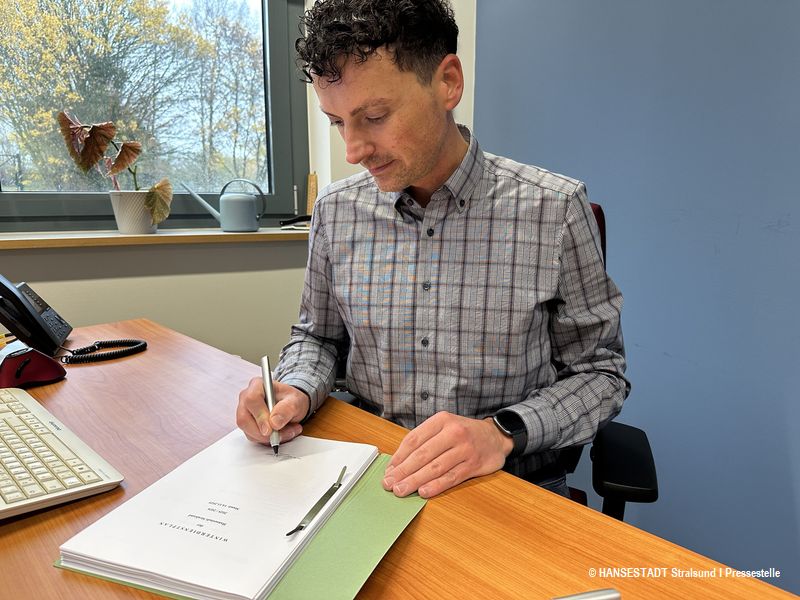 Mit seiner Unterschrift setzt Amtsleiter Timo Viecens den 100-seitigen Winterdienstplan 2025 in Kraft