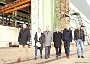 Vor der Halle, welche die Strela Shiprepair GmbH pachtet, v.l.n.r. Niels Severin (Strela Shiprepair GmbH), Madleen Arnold (Mitarbeiterin Liegenschaften der Hansestadt Stralsund), Oberbürgermeister Alexander Badrow sowie Oliver Schepers und Jan Tebbe-Simmerdinger (Strela Shiprepair GmbH) und Frank-Bertolt Raith, Leiter des Amtes für Planung und Bau