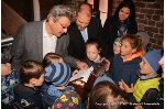 Peter Paul (l.) liest auf dem Dachboden des Rathauses die Botschaft an die Steinwich-Schüler vor, die der Rathausgeist in der Schatzkiste hinterlassen hatte.