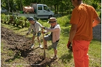 Beim Pflanzen der Obststräucher,  v.l.n.r. Eric, Emil und Kurt sowie Mitarbeiter vom Amt für stadtwirtschaftliche Dienste