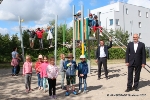 Vor und auf der modernen Kletterstrecke mit Rutsche - Oberbürgermeister Alexander Badrow (r.), WEGAS-Verkaufsleiter Helge Meyer (2.v.r.) sowie die Kinder der Kita 'Anne Frank'