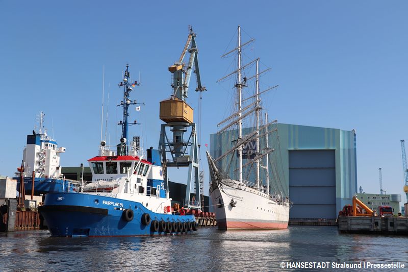 Gorch Fock 1 - Einfahrt in den Schiffslift