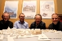 Große Entwurfspräsentation (v.l.n.r.): Bauamtsleiter Frank-Bertolt Raith, Architekt Axel Drebing, Projektentwickler Klaus Prokop von der Primus Immobilien AG und Oberbürgermeister Alexander Badrow vor dem Modell der Stralsunder Hafeninsel.