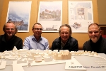 Große Entwurfspräsentation (v.l.n.r.): Bauamtsleiter Frank-Bertolt Raith, Architekt Axel Drebing, Projektentwickler Klaus Prokop von der Primus Immobilien AG und Oberbürgermeister Alexander Badrow vor dem Modell der Stralsunder Hafeninsel.