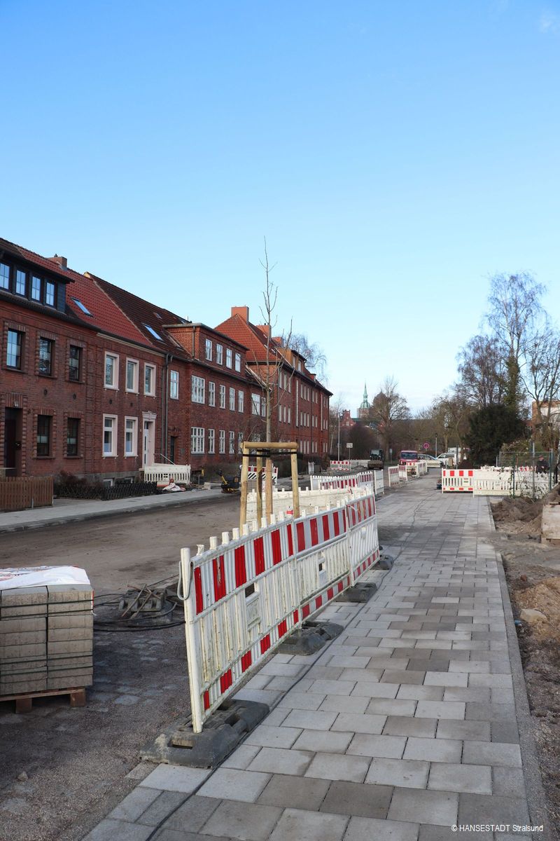 Smiterlowstraße mit neuem Gehweg Smiterlowstraße mit neuem Gehweg