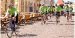 Täve Schur (l.) bog als Erster auf den Alten Markt ein, hinter ihm das Fahrerfeld