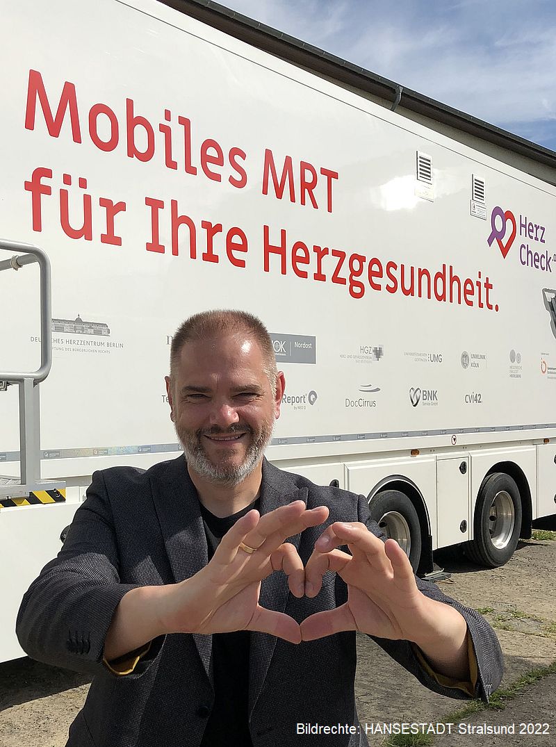 Ein Herz fürs Herz: Oberbürgermeister Alexander Badrow appelliert an alle Stralsunderinnen und Stralsunder zur Vorsorge, 'denn das Leben ist unser wertvollster Schatz und darauf müssen wir aufpassen'.